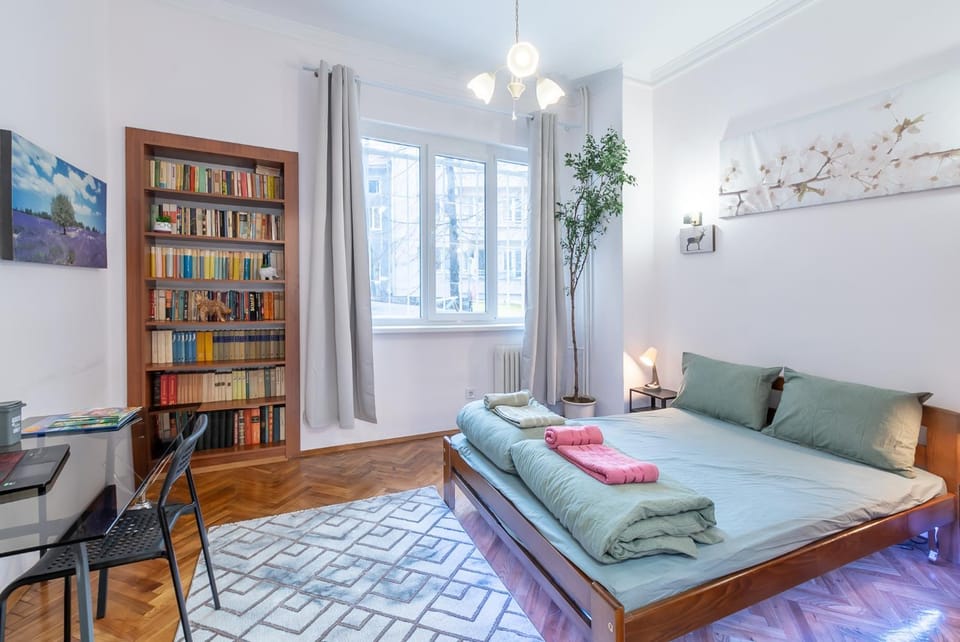 Bed, Library, Lobby or reception, Bedroom, wardrobe