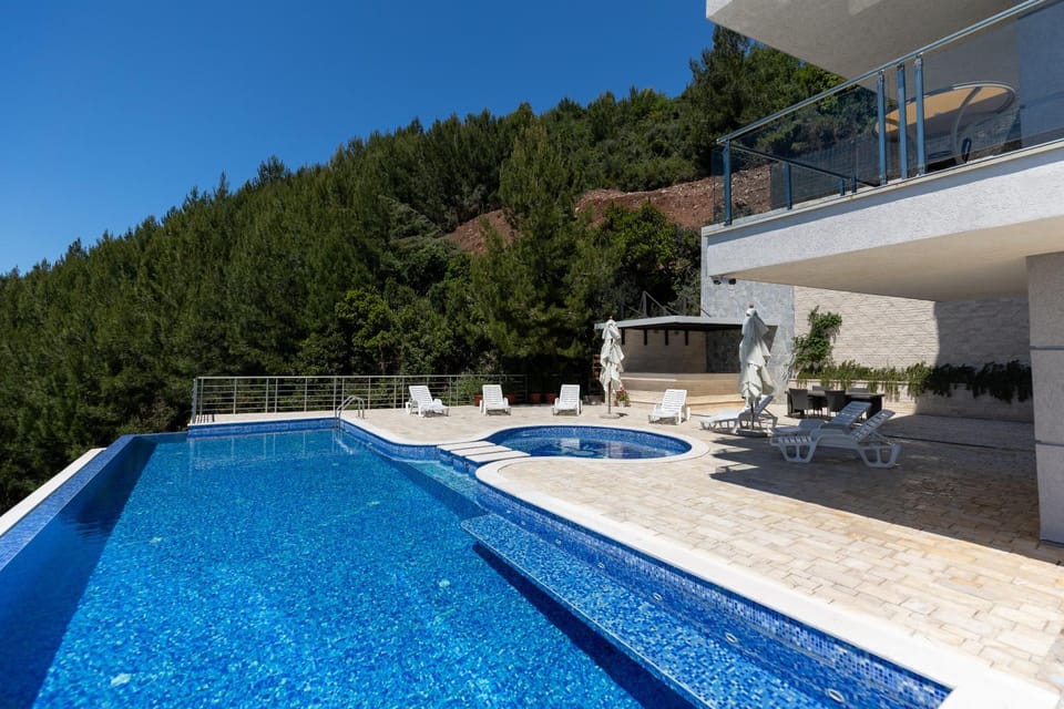 Property building, Mountain view, Pool view, Swimming pool, sunbed