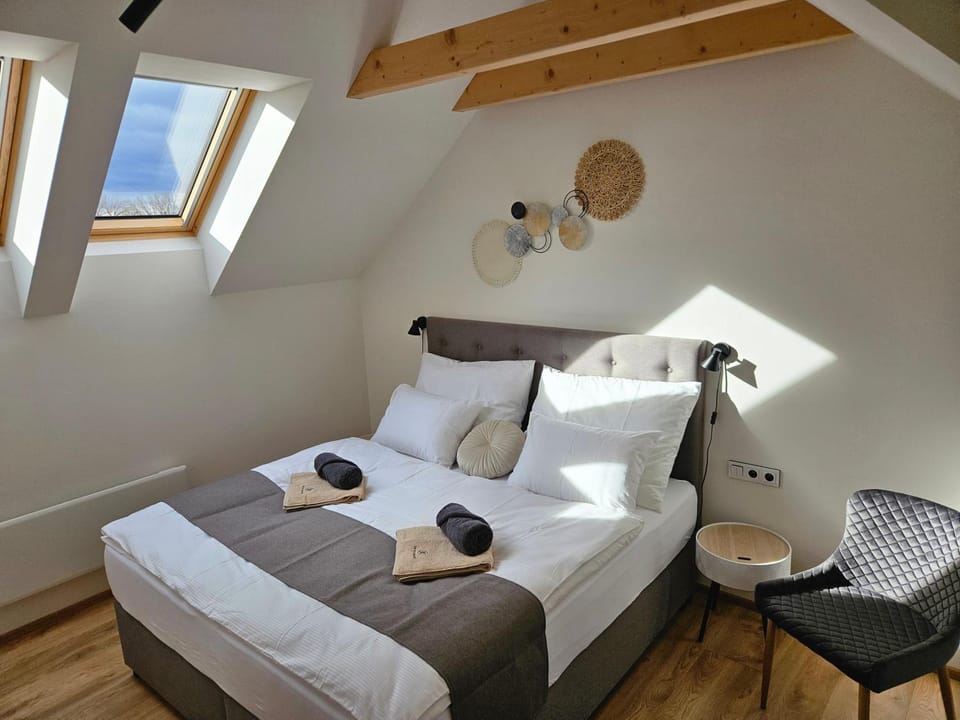 Bed, Bedroom, Area and facilities, towels