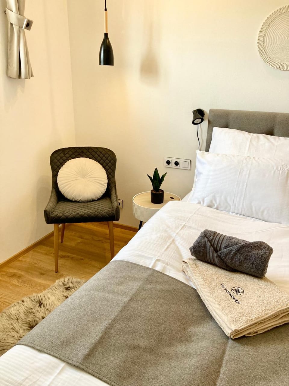 Bed, Bedroom, towels