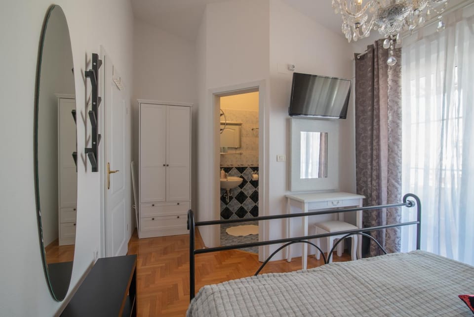 Bed, TV and multimedia, Photo of the whole room, wardrobe