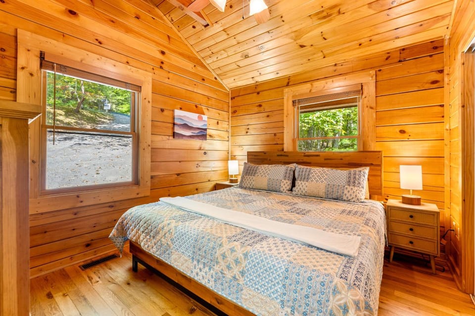 Briar Brook - Private Smoky Mountain Luxury Log Home with 2 Fireplaces, Hot Tub & Community Pool House in Sevier County