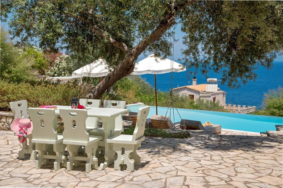 Dining area, Sea view, Swimming pool