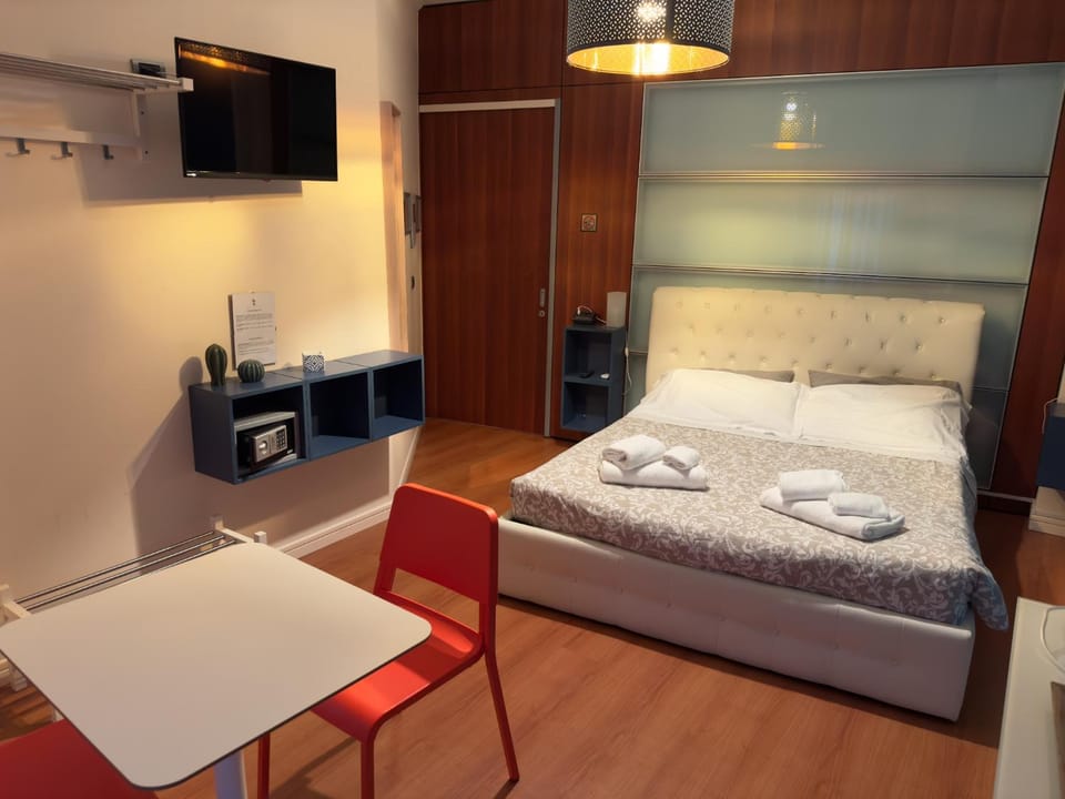 Bed, TV and multimedia, Bedroom, furniture, towels