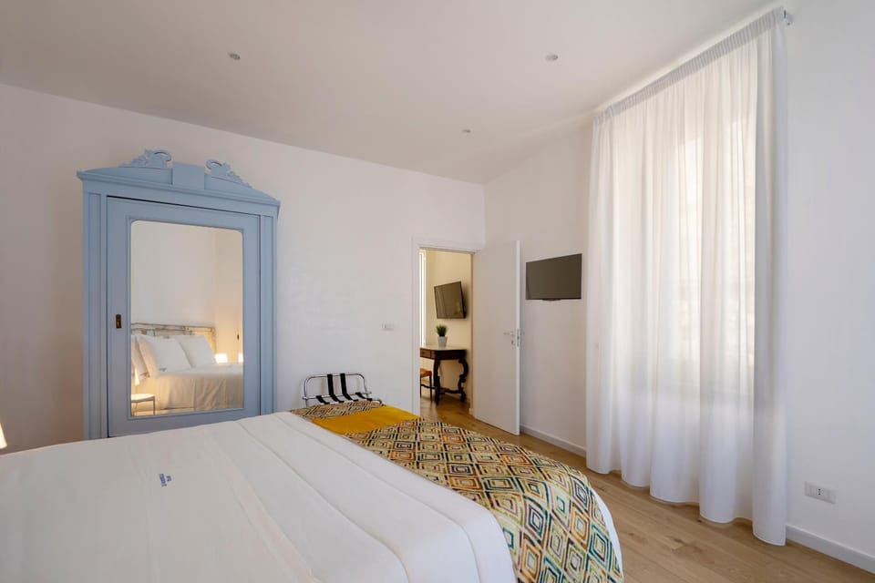 Bed, TV and multimedia, Photo of the whole room, Bedroom
