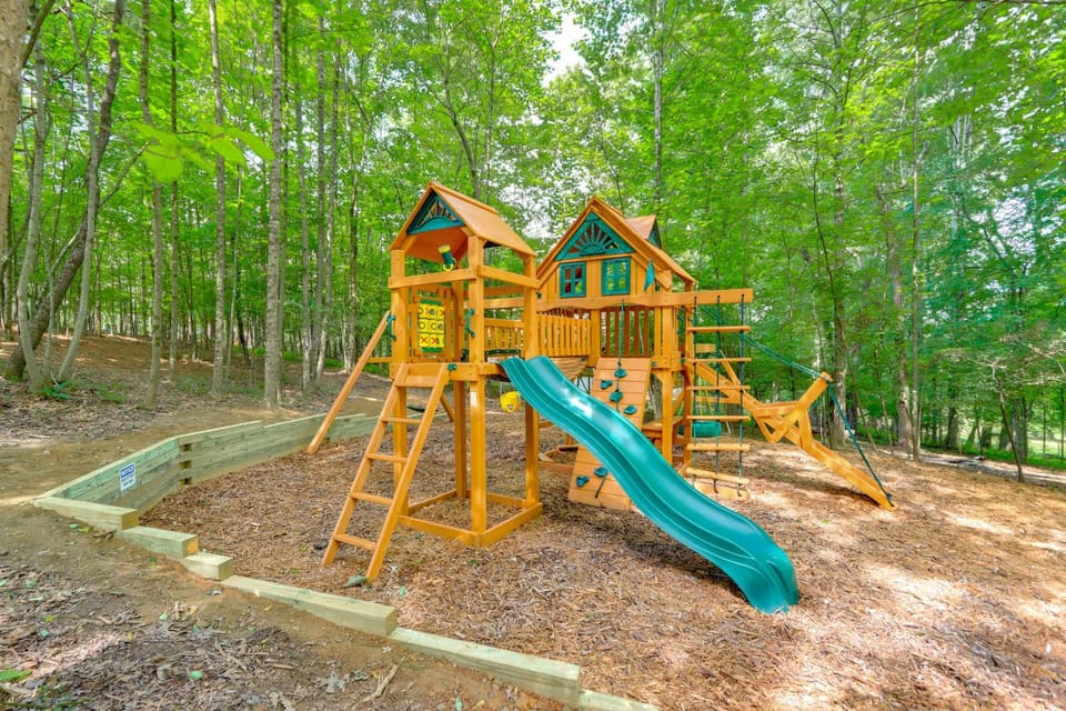 Cabin w/ Hot Tub & Sauna: 5 Mi to Dtwn Blue Ridge! Cabin in Georgia