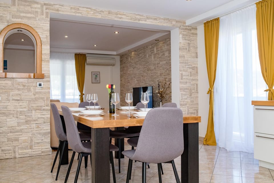 TV and multimedia, Living room, Seating area, Dining area