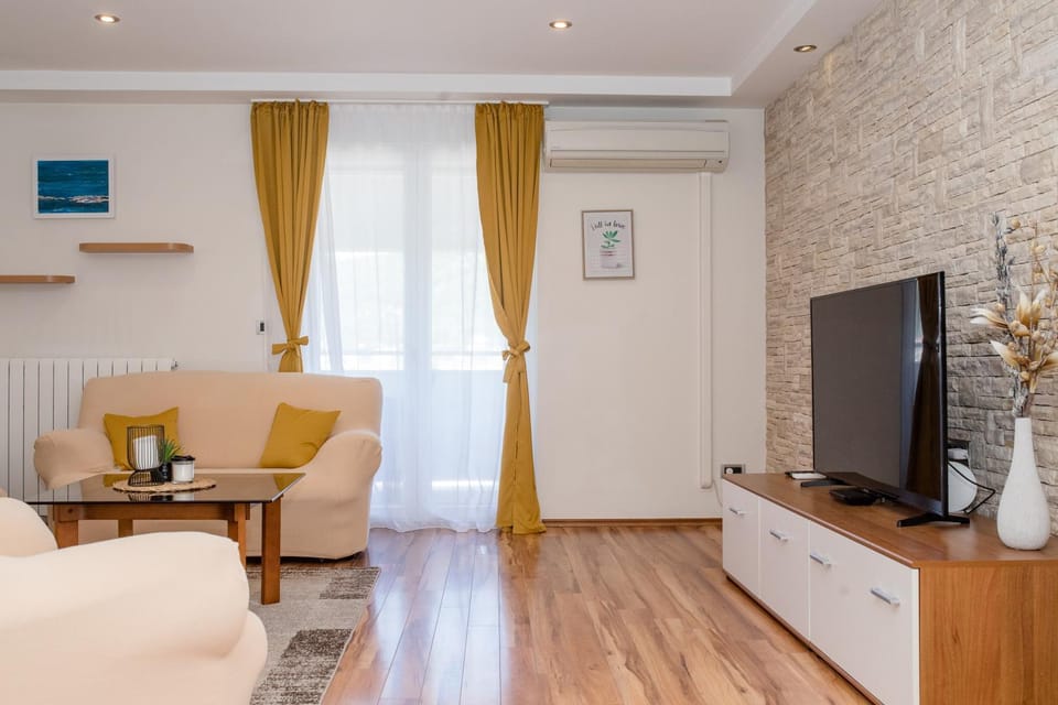 TV and multimedia, Living room, Seating area, air conditioner