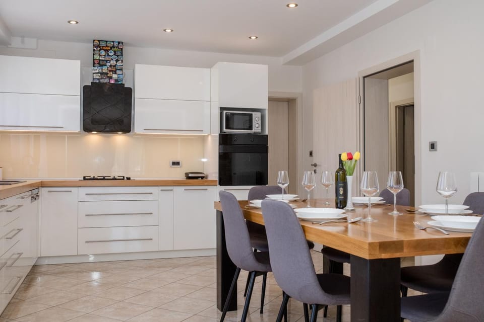 Kitchen or kitchenette, Dining area, dishwasher, stove