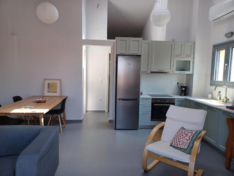 Living room, Seating area, Dining area, oven, pet friendly, stove, air conditioner