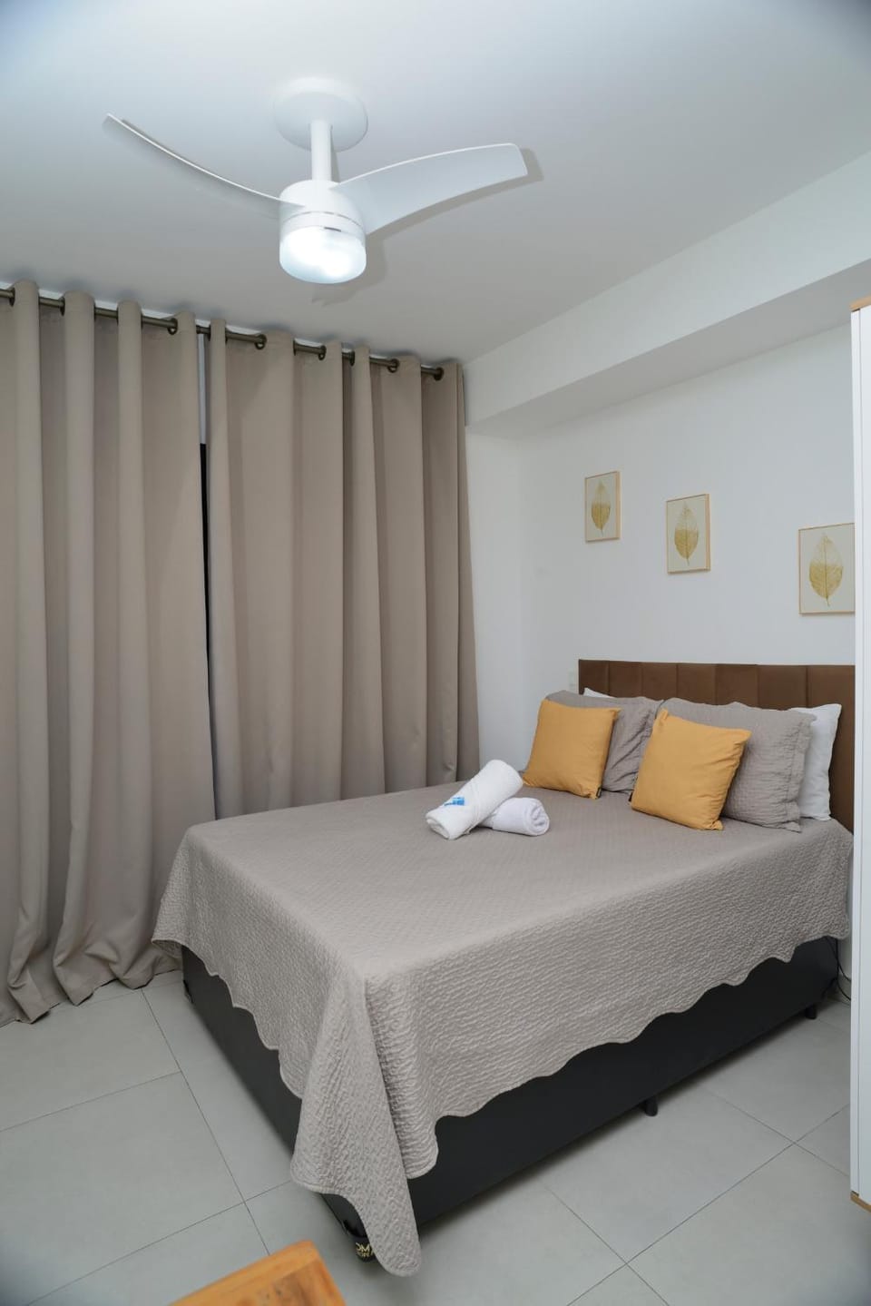 Bed, towels