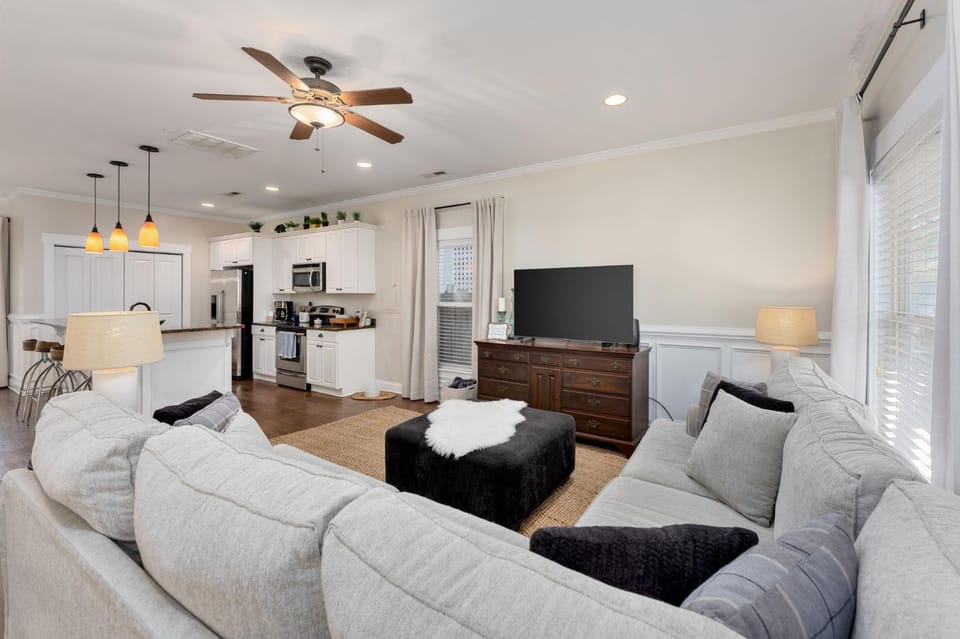 TV and multimedia, Living room, Seating area, fireplace