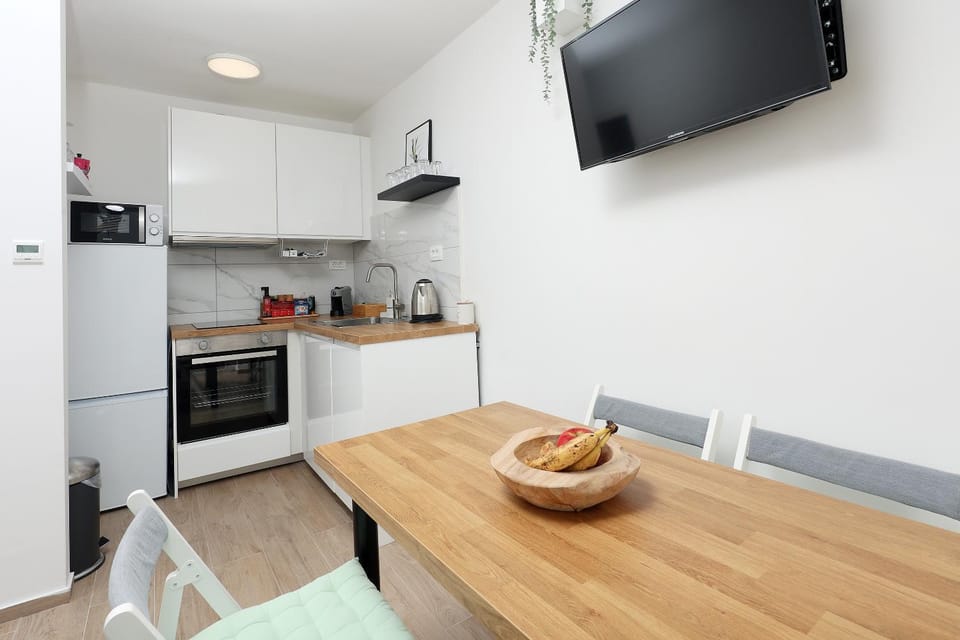 TV and multimedia, Kitchen or kitchenette, Dining area, oven, stove