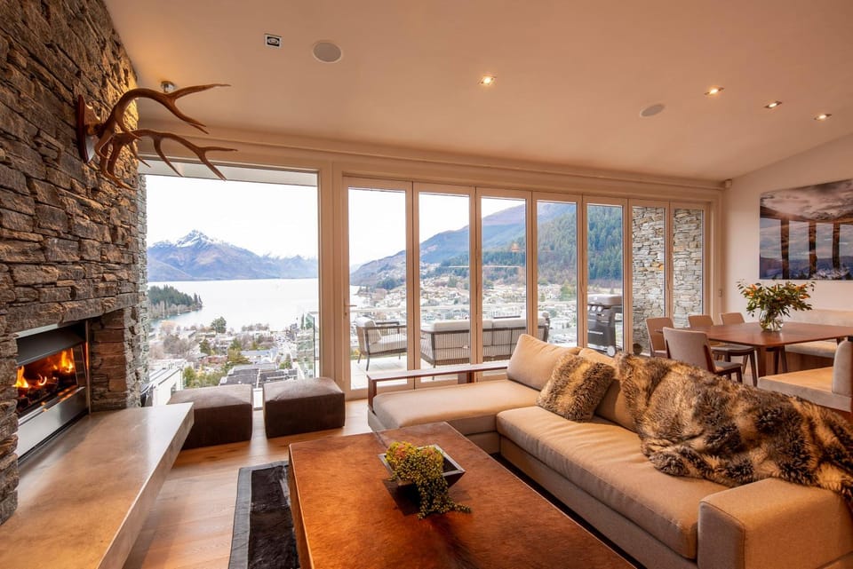 Villa Antrim- Lake Views- Gas Fire- Hot Tub Villa in Queenstown