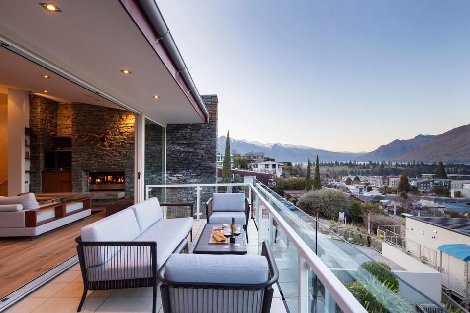 Villa Antrim- Lake Views- Gas Fire- Hot Tub Villa in Queenstown