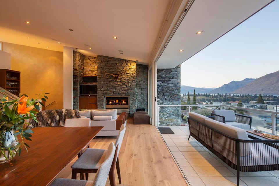 Villa Antrim- Lake Views- Gas Fire- Hot Tub Villa in Queenstown