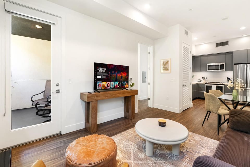 Elegant Hollywood 1BD Pool, Parking, Gym Apartment in West Hollywood