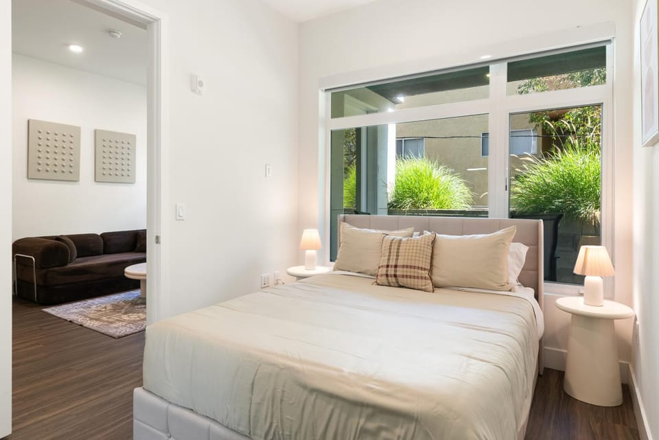 Elegant Hollywood 1BD Pool, Parking, Gym Apartment in West Hollywood