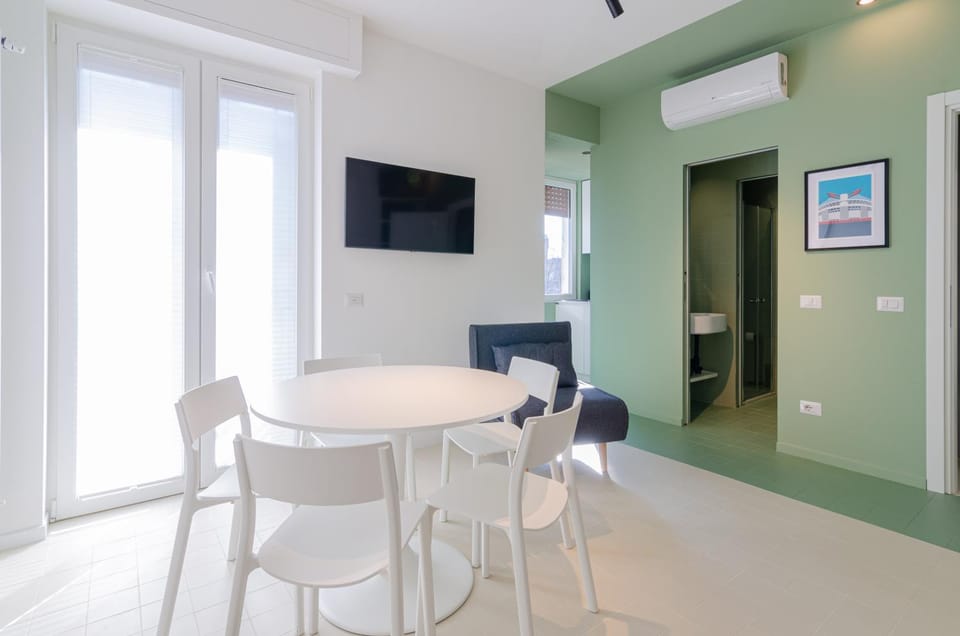 TV and multimedia, Kitchen or kitchenette, Living room, Seating area, Dining area
