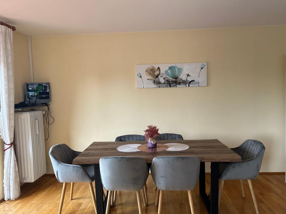 Seating area, Dining area