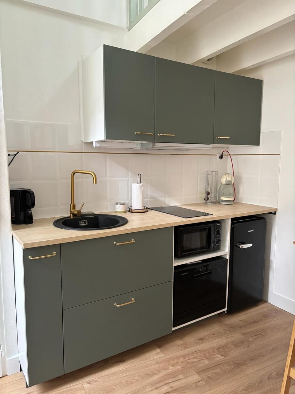 Coffee/tea facilities, Kitchen or kitchenette, dishwasher, stove