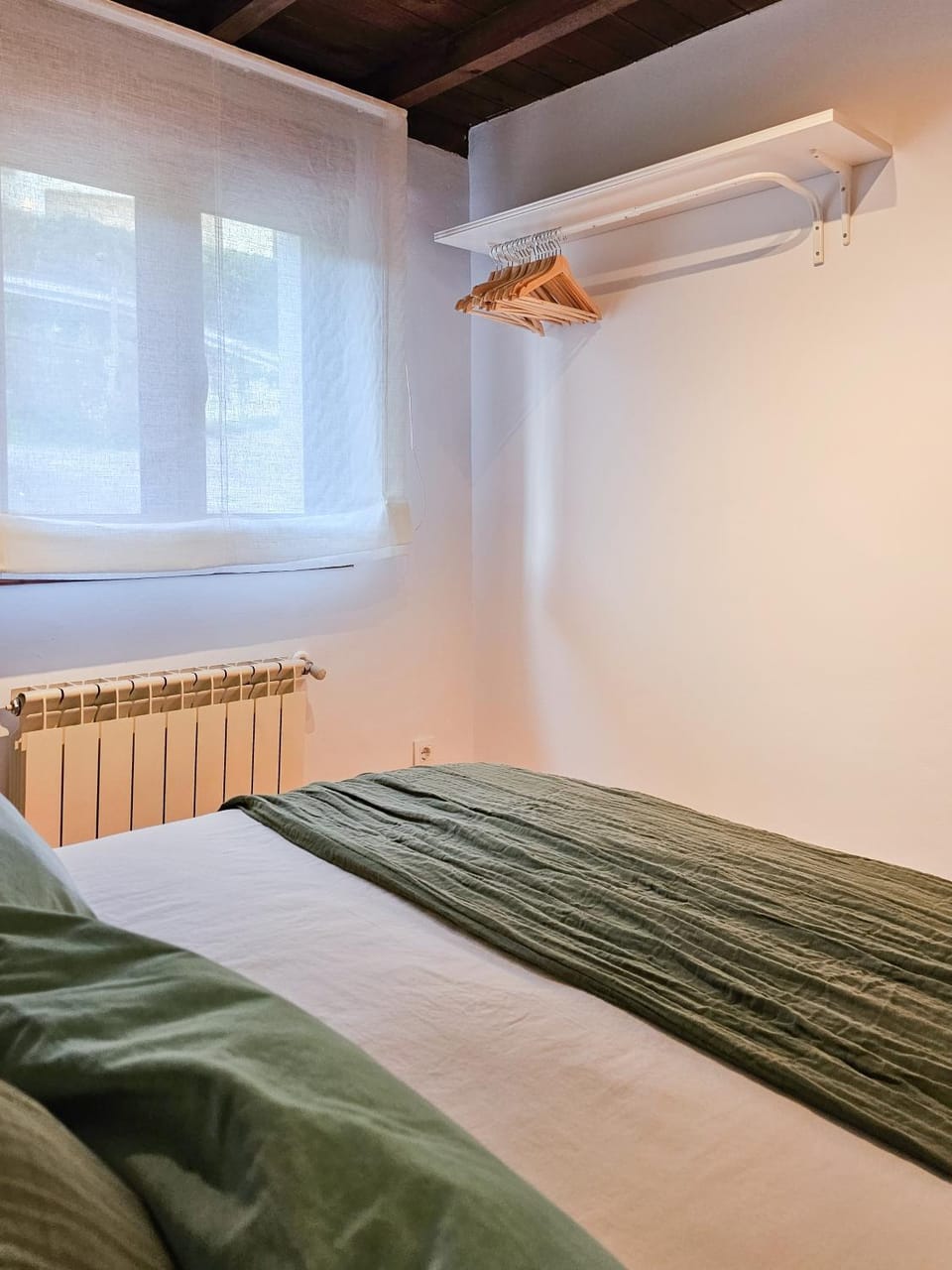 Photo of the whole room, Bedroom, internet