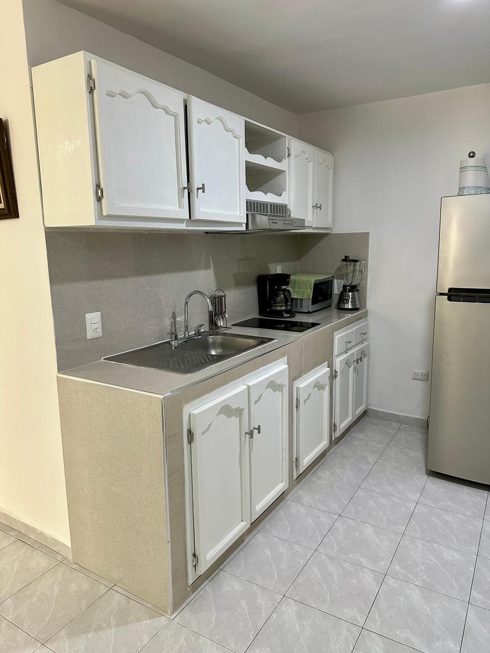 Kitchen or kitchenette, minibar