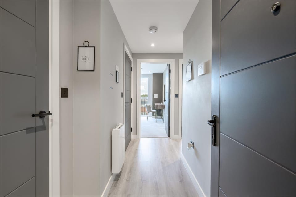 2 Bedroom Flat Sleeps up to 6 with Balcony by Elevate Living Estates Short Lets Apartment in London