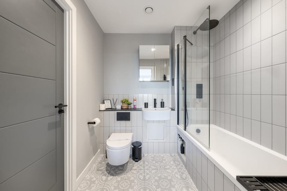 2 Bedroom Flat Sleeps up to 6 with Balcony by Elevate Living Estates Short Lets Apartment in London