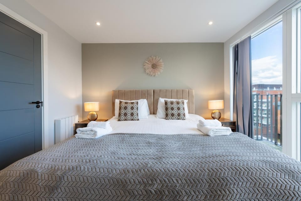 2 Bedroom Flat Sleeps up to 6 with Balcony by Elevate Living Estates Short Lets Apartment in London