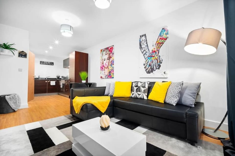 Urban 1BR Apartment + Free Parking By Azura Nights Apartment in Birmingham