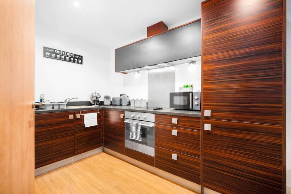 Urban 1BR Apartment + Free Parking By Azura Nights Apartment in Birmingham