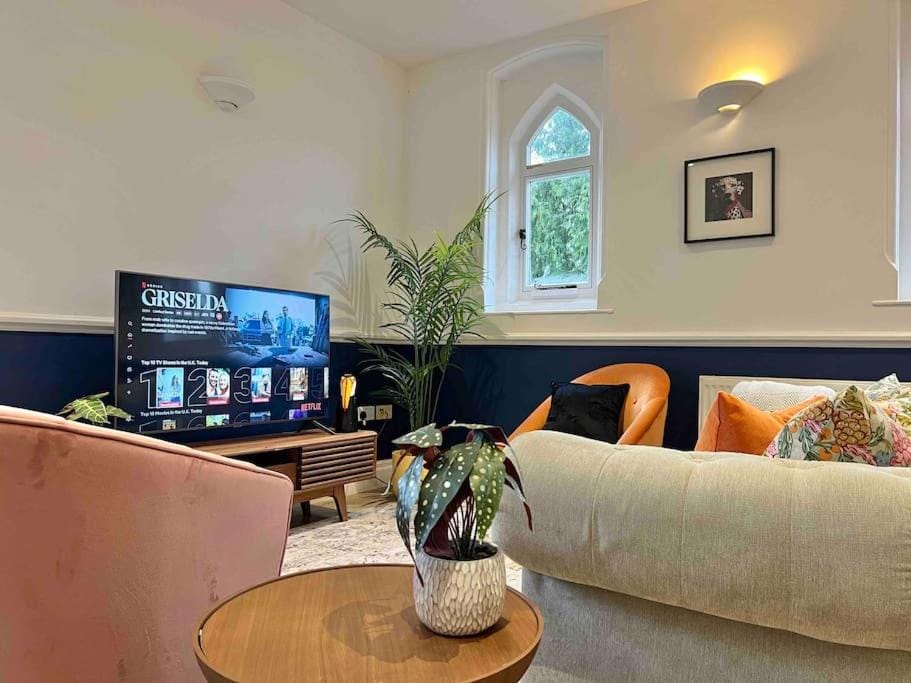INCREDIBLE 3 Bedrooms Windsor Home, Free Parking - A Blend of Luxury and Character - Incredible Location - Windsor Castle, Ascot, Legoland, Heathrow Airport Apartment in Windsor