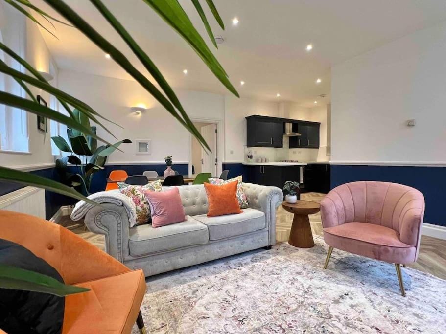 INCREDIBLE 3 Bedrooms Windsor Home, Free Parking - A Blend of Luxury and Character - Incredible Location - Windsor Castle, Ascot, Legoland, Heathrow Airport Apartment in Windsor