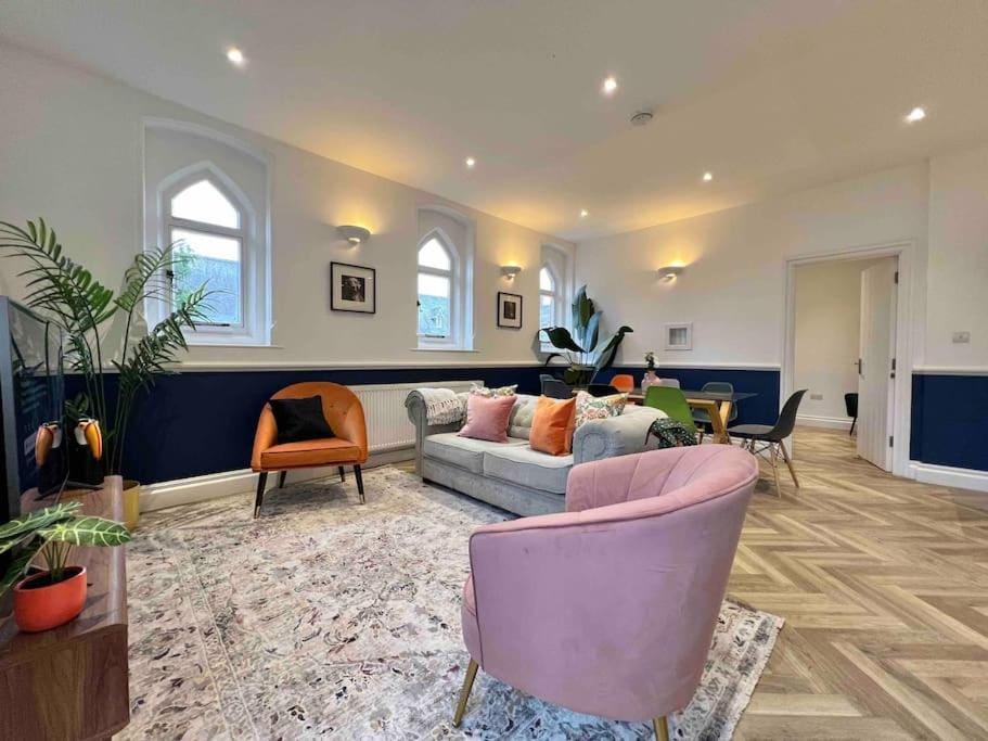 INCREDIBLE 3 Bedrooms Windsor Home, Free Parking - A Blend of Luxury and Character - Incredible Location - Windsor Castle, Ascot, Legoland, Heathrow Airport Apartment in Windsor