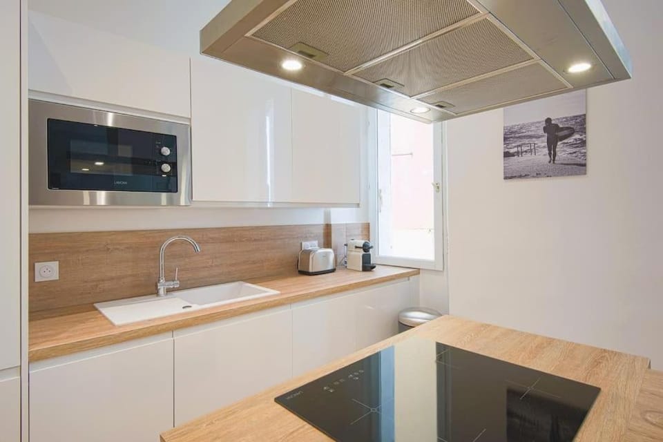 Kitchen or kitchenette, dishwasher, minibar, stove