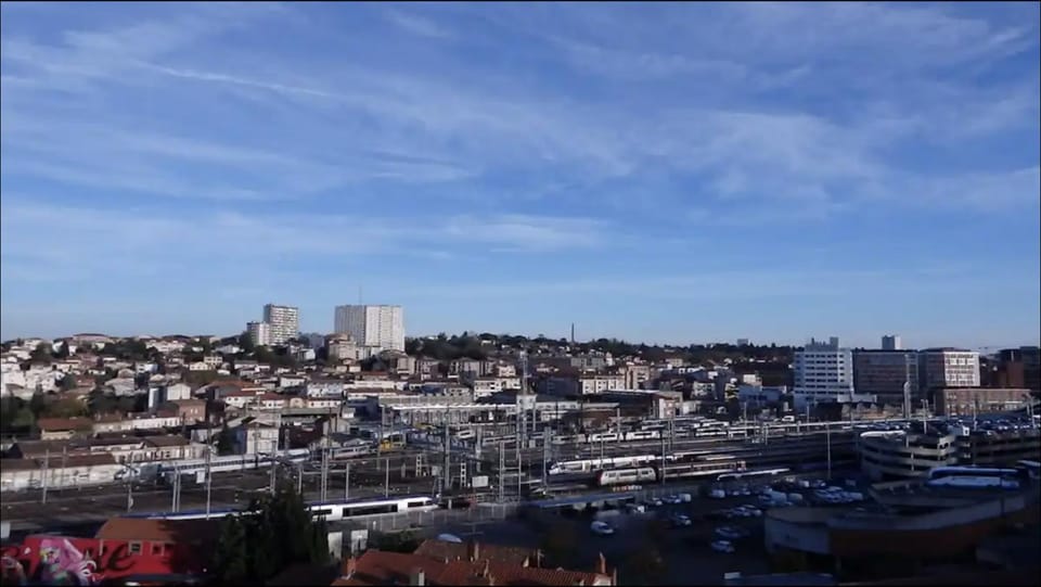 Photo of the whole room, City view