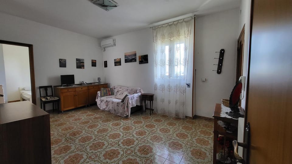 Communal lounge/ TV room, air conditioner