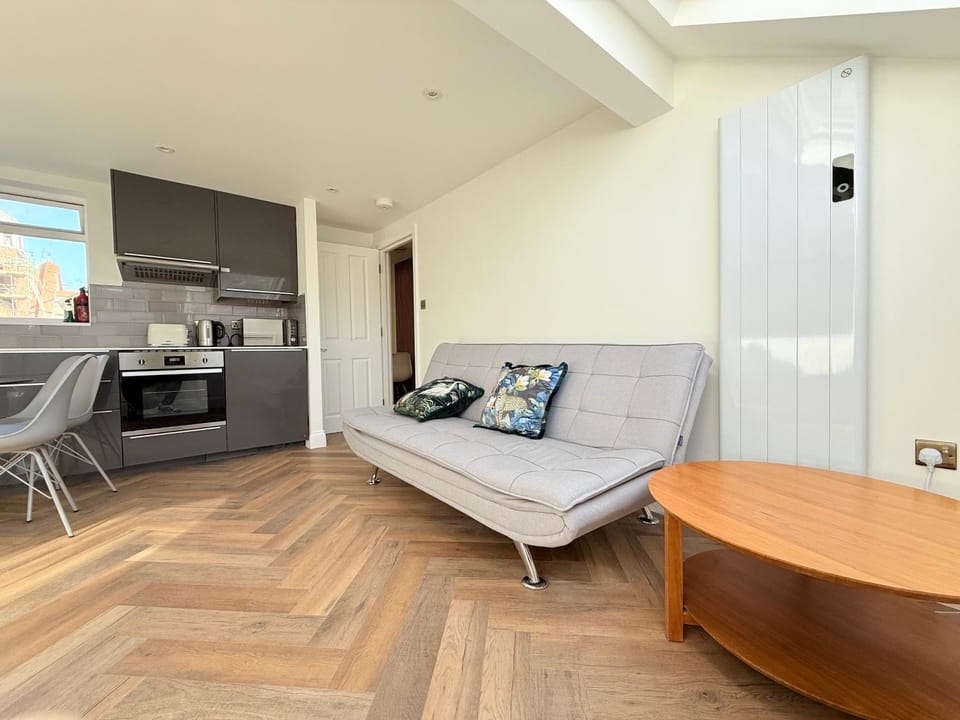 TV and multimedia, Kitchen or kitchenette, Living room, Seating area, Dining area