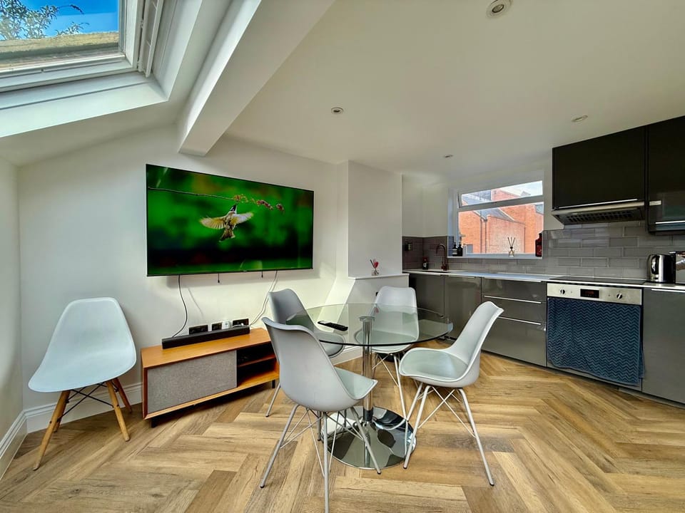 TV and multimedia, Kitchen or kitchenette, Living room, Seating area, Dining area, stove
