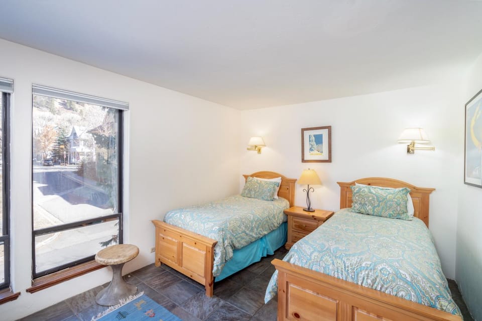 Condo with great ski access and heated garage House in Telluride