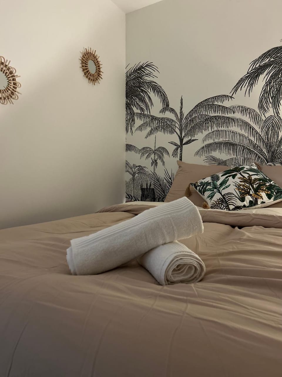 Bed, Bedroom, towels