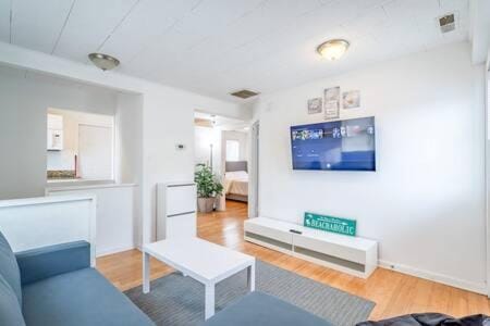 Modern 2BR Ocean Block Apt Walk to the Beach Apartment in Ocean City