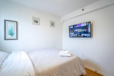 Modern 2BR Ocean Block Apt Walk to the Beach Apartment in Ocean City