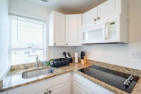 Modern 2BR Ocean Block Apt Walk to the Beach Apartment in Ocean City