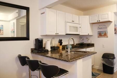 Modern 3BR Ocean Block Apt Walk to the Beach Apartment in Ocean City