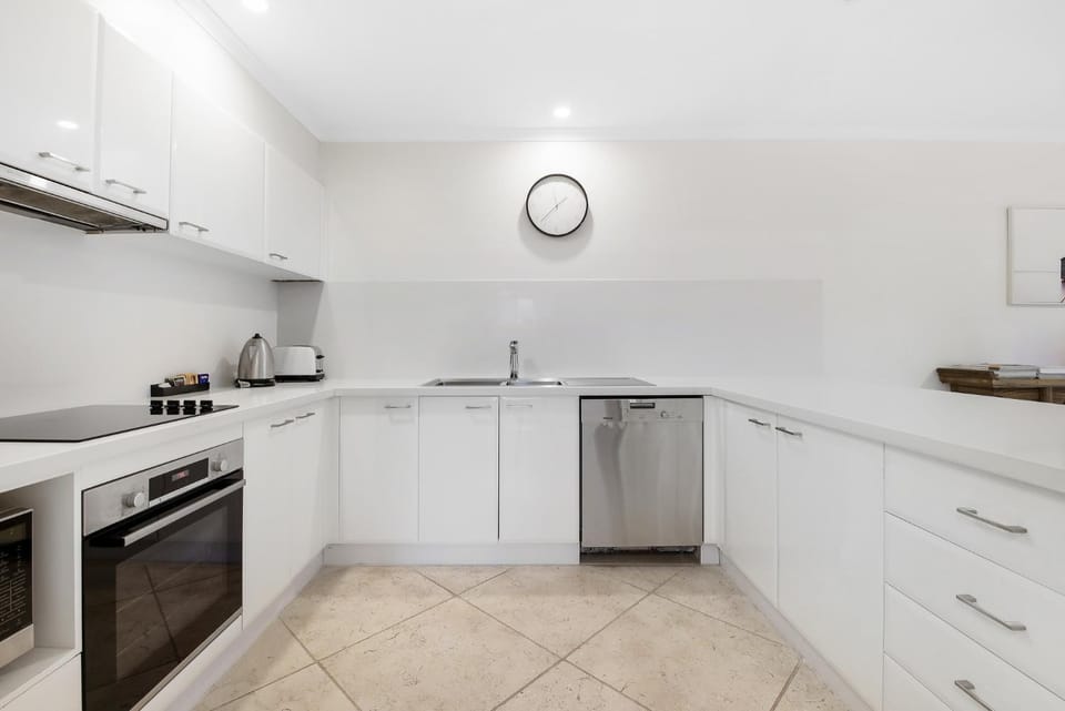 Kitchen or kitchenette, dishwasher, oven