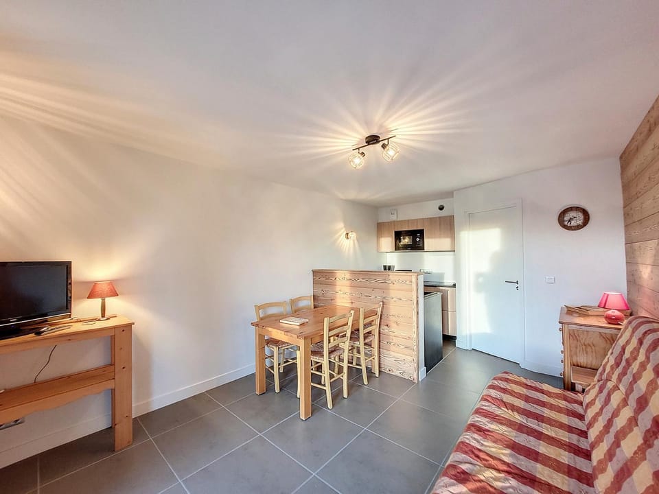 Studio rénové, ski retour, terrasse sud - FR-1-275-206 Apartment in Montvalezan