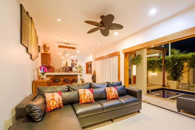 TV and multimedia, Living room, Seating area, fireplace