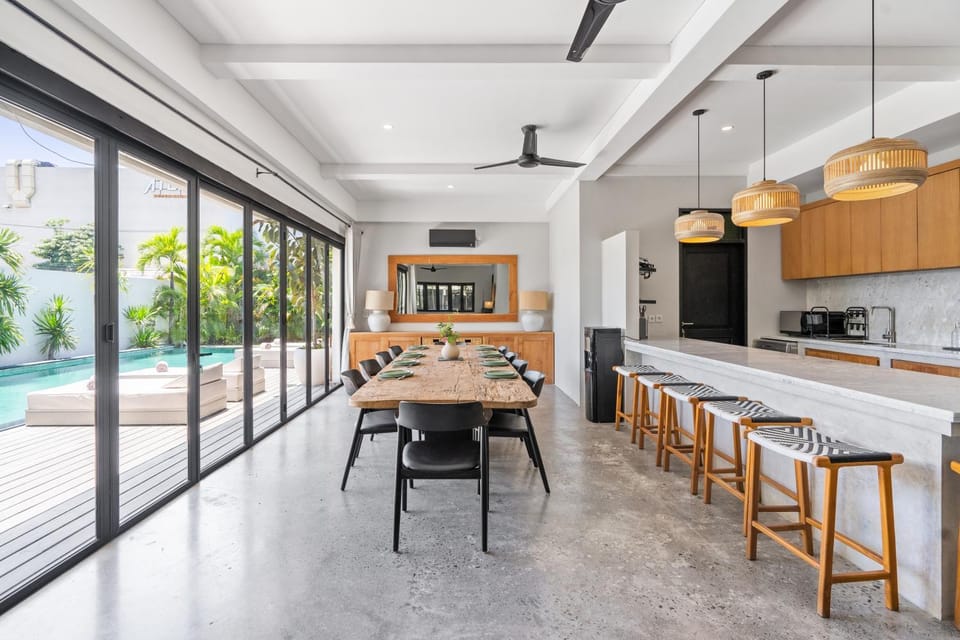 Kitchen or kitchenette, Living room, Seating area, Dining area, Pool view, Swimming pool, fireplace, minibar, pet friendly, stove